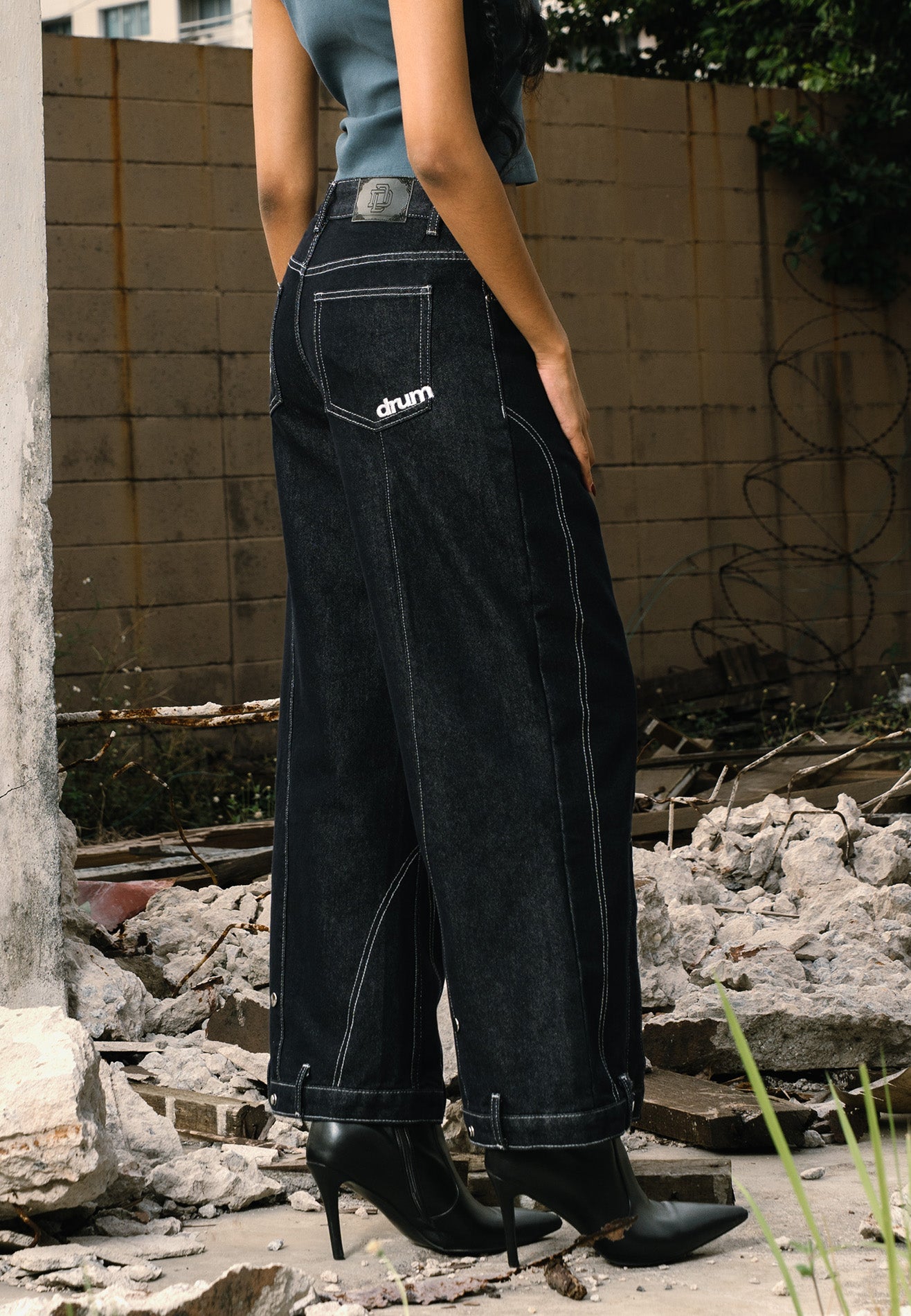 DRUM S. Denim Syndicate Clasp Buckle Bone Baggy Jeans- Navy