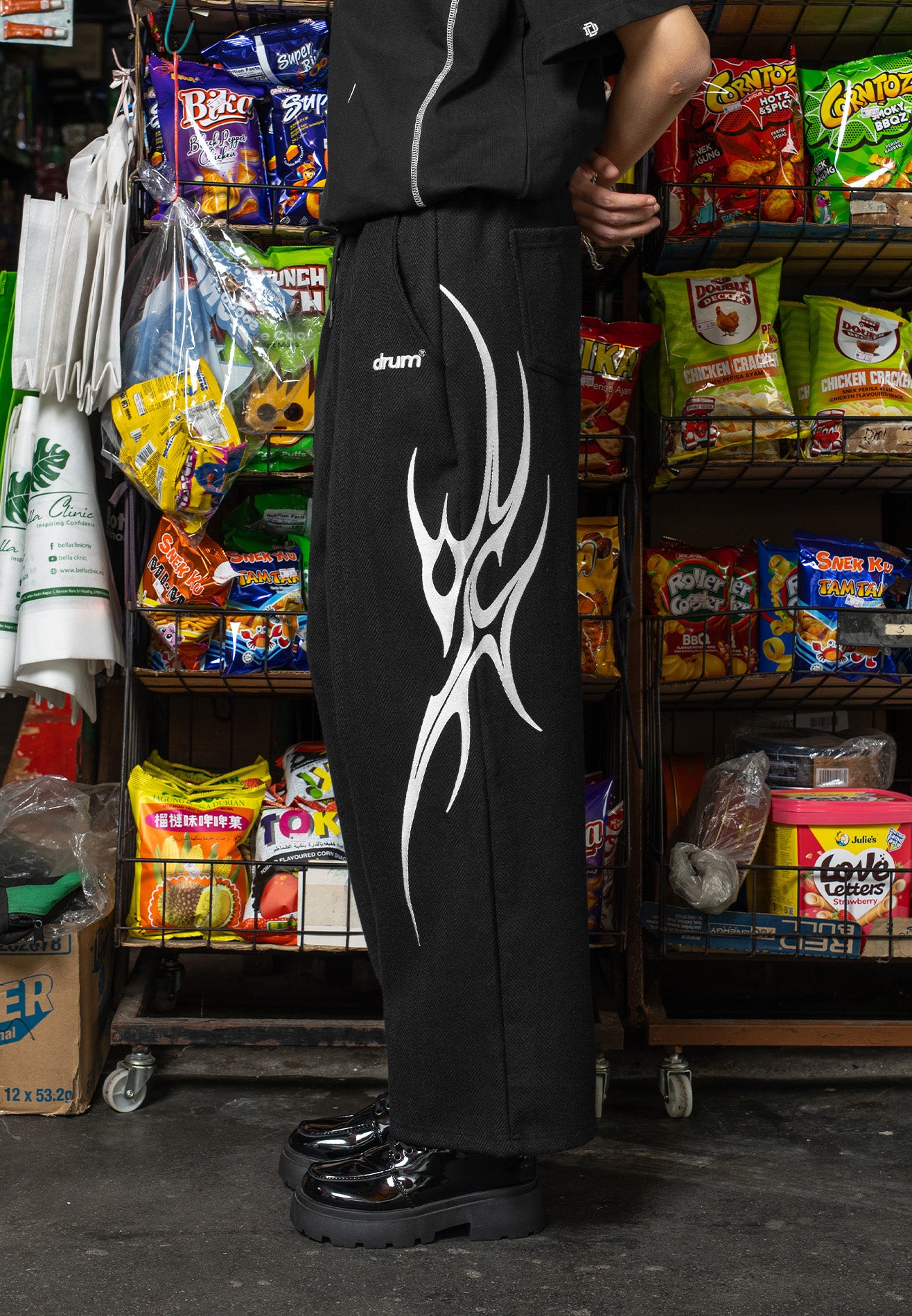 DRUM X AOS Trible Graphic Embroidery Sweatpants- Black