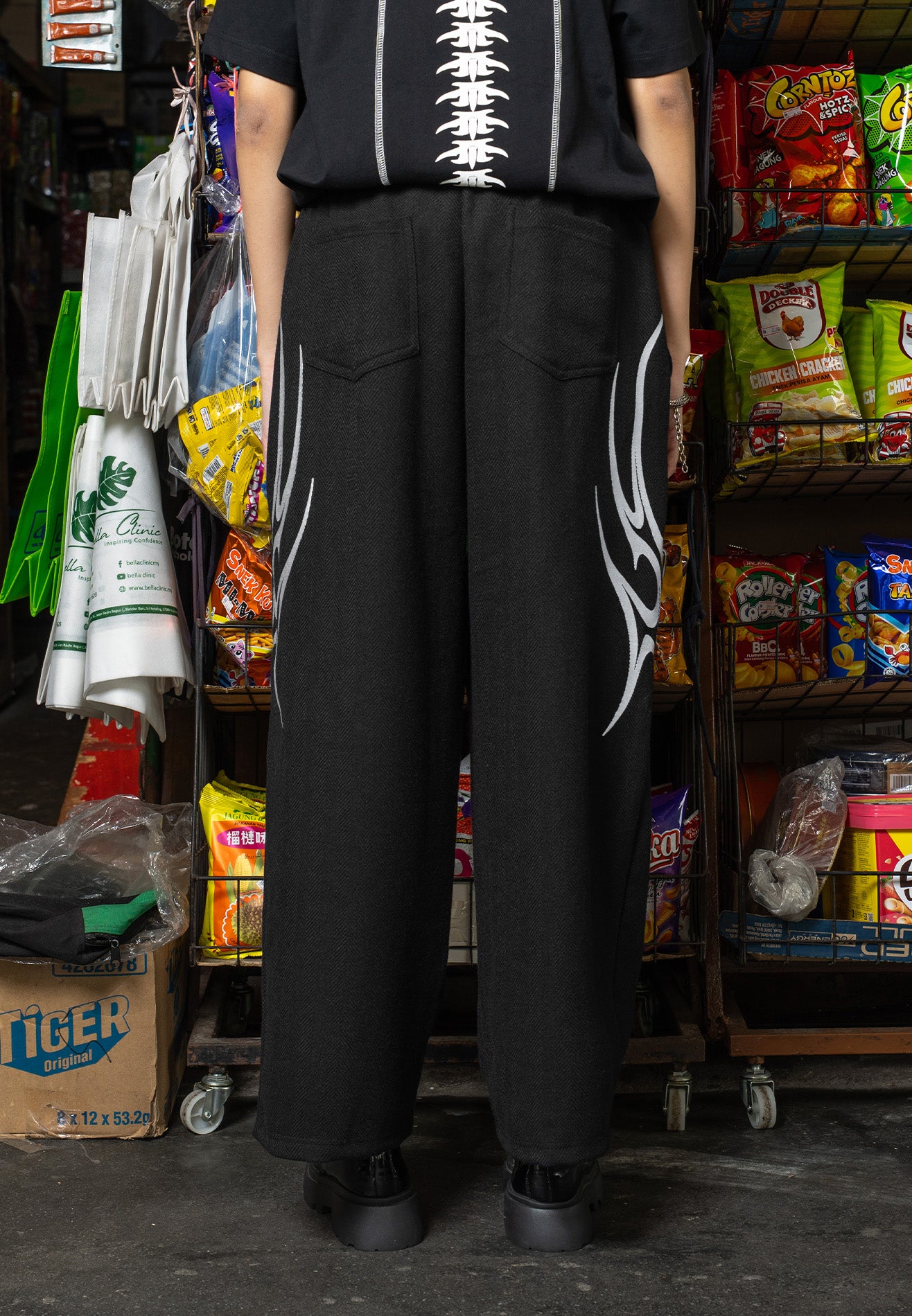 DRUM X AOS Trible Graphic Embroidery Sweatpants- Black